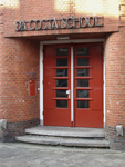 905500 Gezicht op de voordeur van de voormalige 1e Da Costaschool (Brederodeplein 13) te Utrecht, met daarboven de naam ...